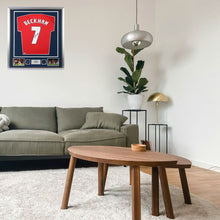 画像をギャラリービューアに読み込む, =店内販売品= デイビット・ベッカム【直筆サイン入り】マンチェスターユナイテッド 1999 ホームユニホーム(フレーム入り)