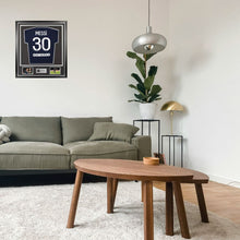 画像をギャラリービューアに読み込む, リオネル・メッシ【直筆サイン入り】パリ・サンジェルマン 2021-2022 ホームユニフォーム(フレーム入り)