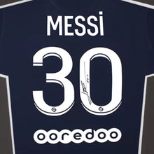 画像をギャラリービューアに読み込む, リオネル・メッシ【直筆サイン入り】パリ・サンジェルマン 2021-2022 ホームユニフォーム(フレーム入り)