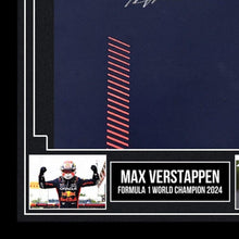 画像をギャラリービューアに読み込む, マックス・フェルスタッペン【直筆サイン入り】2024年 F1ワールドチャンピオン獲得記念 レッドブル・レーシング チームTシャツ(額装・フレーム入り)