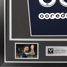 画像をギャラリービューアに読み込む, リオネル・メッシ【直筆サイン入り】パリ・サンジェルマン 2021-2022 ホームユニフォーム(フレーム入り)