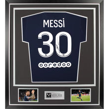 画像をギャラリービューアに読み込む, リオネル・メッシ【直筆サイン入り】パリ・サンジェルマン 2021-2022 ホームユニフォーム(フレーム入り)