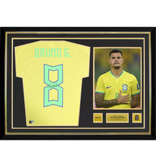 画像をギャラリービューアに読み込む, ブルーノ・ギマランイス 【直筆サイン入り】FIFAワールドカップブラジル代表2022ホームユニホーム(フレーム入り)