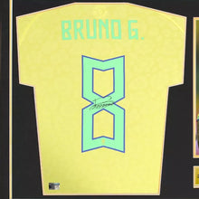 画像をギャラリービューアに読み込む, ブルーノ・ギマランイス 【直筆サイン入り】FIFAワールドカップブラジル代表2022ホームユニホーム(フレーム入り)