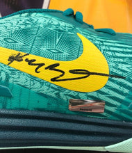 画像をギャラリービューアに読み込む, 【額入り】コービー・ブライアント 直筆サイン入りバスケットシューズ(片足)