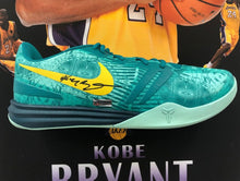 画像をギャラリービューアに読み込む, 【額入り】コービー・ブライアント 直筆サイン入りバスケットシューズ(片足)