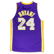 画像をギャラリービューアに読み込む, コービー・ブライアント【直筆サイン入り】ロサンゼルス・レイカーズ紫ユニホーム(フレーム入り)