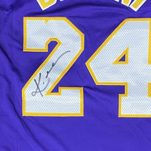 画像をギャラリービューアに読み込む, コービー・ブライアント【直筆サイン入り】ロサンゼルス・レイカーズ紫ユニホーム(フレーム入り)