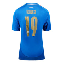 画像をギャラリービューアに読み込む, レオナルド・ボヌッチ【直筆サイン入り】イタリア代表2024-25ホームユニホーム(フレームなし)※額装オプション有り