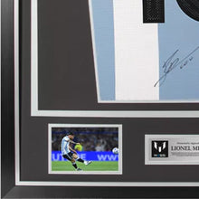 画像をギャラリービューアに読み込む, リオネル・メッシ【直筆サイン入り】2024-2025アルゼンチン代表ユニフォーム(フレーム入り)