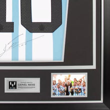 画像をギャラリービューアに読み込む, リオネル・メッシ【直筆サイン入り】2022アルゼンチン代表ユニフォーム(フレーム入り)
