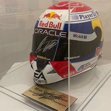 画像をギャラリービューアに読み込む, 【直筆サイン入り】 マックス・フェルスタッペン 2024年 フルサイズヘルメット(展示プレート付き)