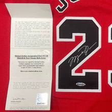 画像をギャラリービューアに読み込む, 【直筆サイン入り】マイケルジョーダン 額入り Mitchell & Ness ユニフォーム ※アッパーデック証明