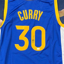 画像をギャラリービューアに読み込む, 【額入り】ステフィン・カリー 直筆サイン入り ゴールデンステート・ウォーリアーズ ス ユニフォーム(NIKE・ブルー)※残り1点