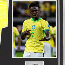 画像をギャラリービューアに読み込む, =残り1点= ヴィニシウスJr【直筆サイン入り】ブラジル代表2024 ホームユニホーム(フレーム入り)