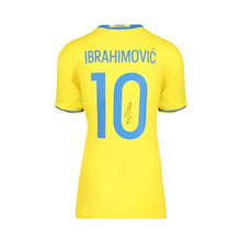 画像をギャラリービューアに読み込む, ズラタン・イブラヒモビッチ【直筆サイン入り】スウェーデン代表2016-17ホームユニホーム(フレームなし)