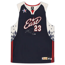 画像をギャラリービューアに読み込む, 額入り】レブロンジェームズ 直筆サイン入り クリーブランドキャバリアーズ 2007オールスターゲームユニフォーム 世界限定123品