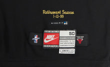 画像をギャラリービューアに読み込む, 【額入り】マイケル・ジョーダン 直筆サイン入り シカゴ・ブルズ ナイキユニフォーム(黒)引退日刺繍有り