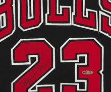 画像をギャラリービューアに読み込む, 【額入り】マイケル・ジョーダン 直筆サイン入り シカゴ・ブルズ ナイキユニフォーム(黒)引退日刺繍有り