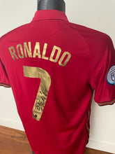 画像をギャラリービューアに読み込む, クリスティアーノ・ロナウド 直筆サイン入り 2019ネーションズリーグ モデル レプリカ ユニフォーム【額無し】