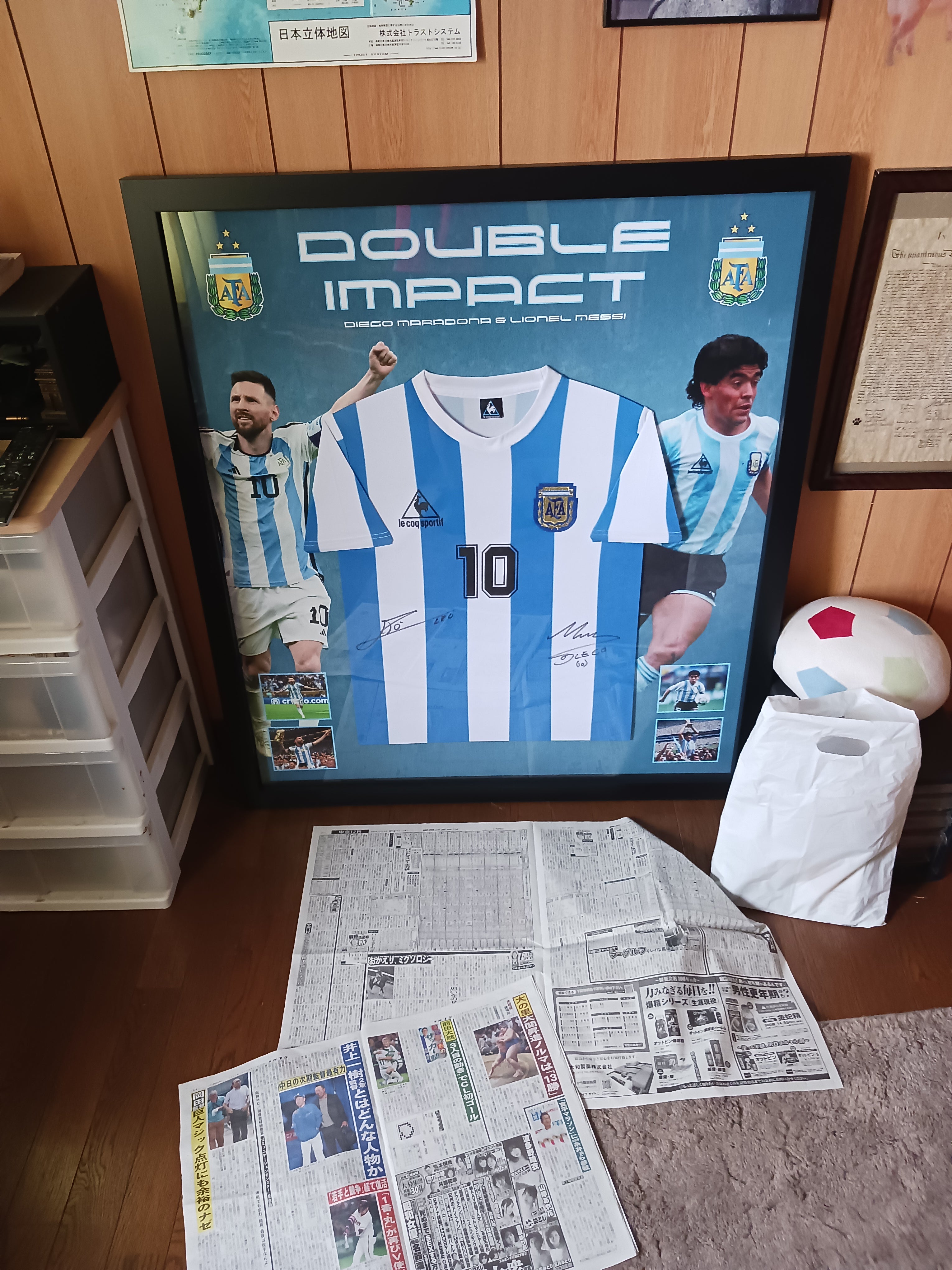 マラドーナ　カレカ　カンナヴァーロ　ゾラ　カバーニ　ドナドーニ　他　直筆サイン messi_maradona_case_3060x.jpg?