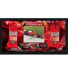 画像をギャラリービューアに読み込む, ミハエル・シューマッハ【直筆サイン入り】F1世界チャンピオン7回獲得記念 フェラーリ 8×10フォト＆レーシンググローブ ディスプレイ（額装・フレーム入り）
