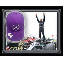 画像をギャラリービューアに読み込む, ルイス・ハミルトン【直筆サイン入り】F1世界チャンピオン7回獲得記念 メルセデス キャップ（額装・フレーム入り）
