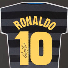 画像をギャラリービューアに読み込む, フェノメノロナウド【直筆サイン入り】 インテル 1998 UEFAカップ決勝ユニフォーム （クラシックフレーム額装）
