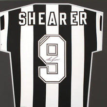画像をギャラリービューアに読み込む, アラン・シアラー【直筆サイン入り】ニューカッスル・ユナイテッド 1993-95 ホームユニフォーム（額装・フレーム入り）
