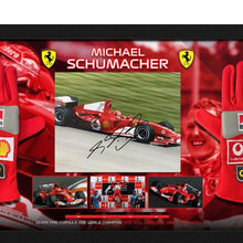 画像をギャラリービューアに読み込む, ミハエル・シューマッハ【直筆サイン入り】F1世界チャンピオン7回獲得記念 フェラーリ 8×10フォト＆レーシンググローブ ディスプレイ（額装・フレーム入り）
