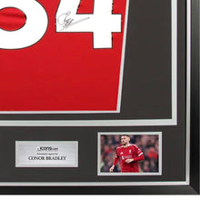 画像をギャラリービューアに読み込む, コナー・ブラッドリー【直筆サイン入り】リバプール 2025-26 ホームユニフォーム（フレーム入り）
