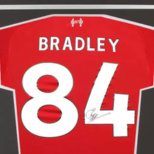 画像をギャラリービューアに読み込む, コナー・ブラッドリー【直筆サイン入り】リバプール 2025-26 ホームユニフォーム（フレーム入り）
