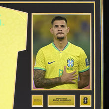 画像をギャラリービューアに読み込む, ブルーノ・ギマランイス 【直筆サイン入り】FIFAワールドカップブラジル代表2022ホームユニホーム(フレーム入り）
