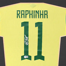 画像をギャラリービューアに読み込む, ラフィーニャ【直筆サイン入り】2026 FIFAワールドカップ ブラジル代表 2026 ホームユニフォーム（額装・フレーム入り）

