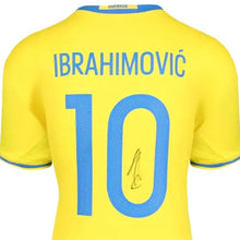 画像をギャラリービューアに読み込む, ズラタン・イブラヒモビッチ【直筆サイン入り】スウェーデン代表2016-17ホームユニホーム（フレームなし）
