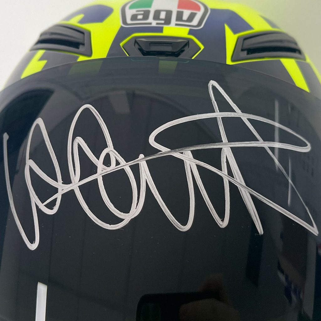 バレンティーノ・ロッシ 直筆サイン入り ヘルメット AGV K1 ROSSI MUGELLO 2016 – AuthentiCo.